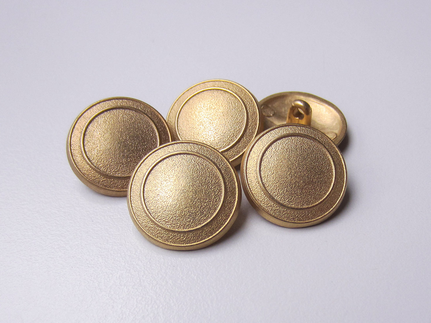 Eleganter altgoldfb. strukturierter Metall Knopf