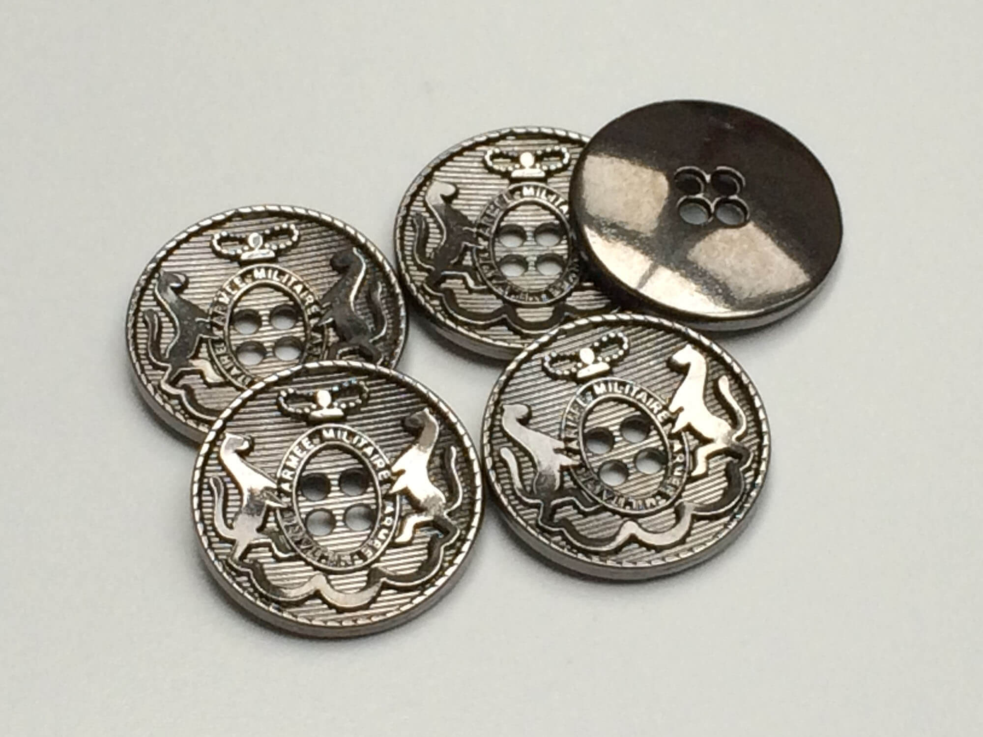 Eleganter Vierloch Wappen Metall Knopf mit Pferden