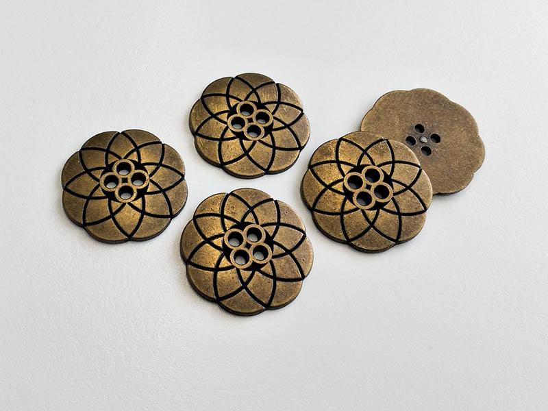 www.knopfparadies.de - 4721am - Altmessingfarbene Metallknöpfe mit Blütendesign