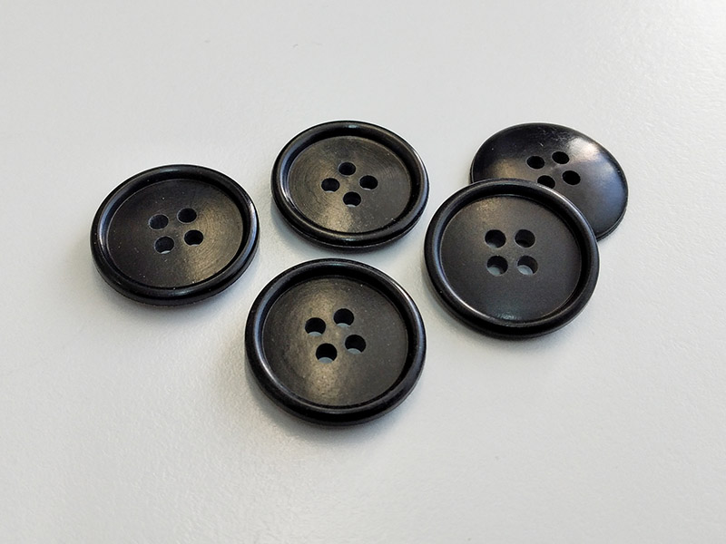 www.knopfparadies.de - 4510sc - Günstige, schwarze Kunststoffknöpfe mit vier Löchern und schmalem Rand