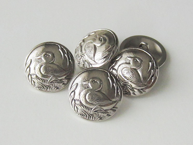 Silberfarbener Metallknopf mit Entenmotiv