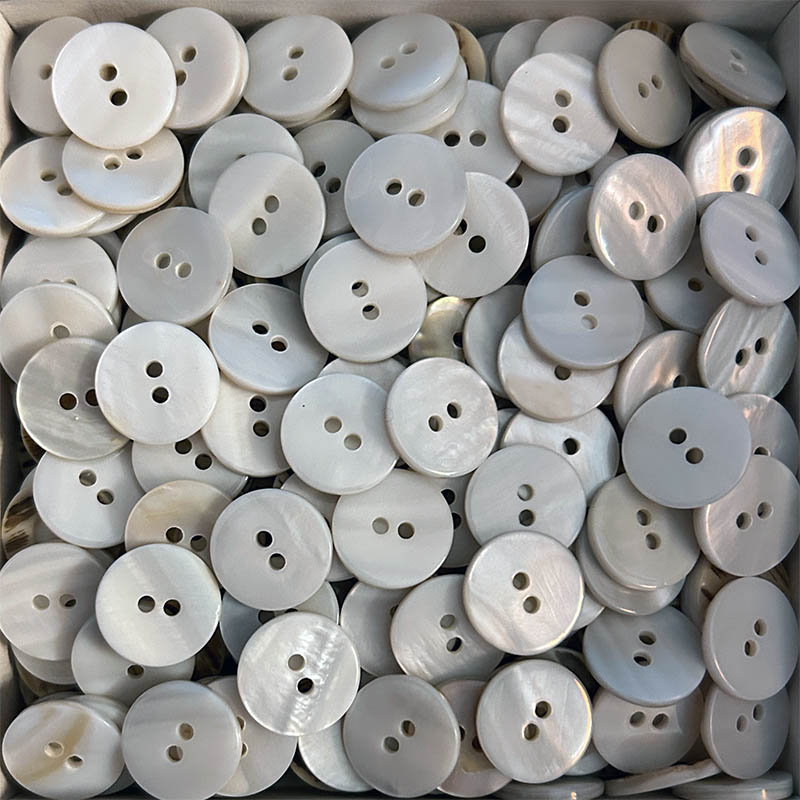 Interessante braun-beige-weiße Muschelknöpfe - 2-seitig einsetzbar