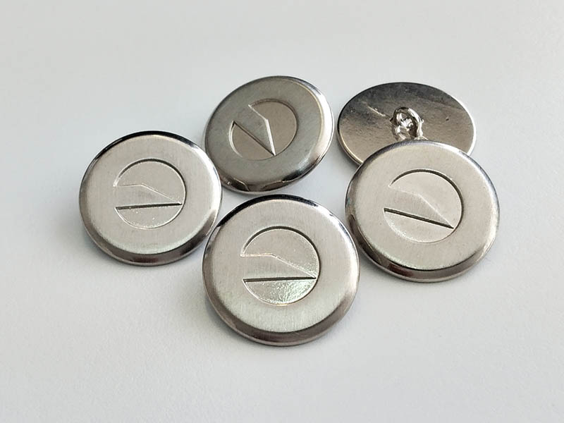 Silberfarbener Designer Metall Knopf