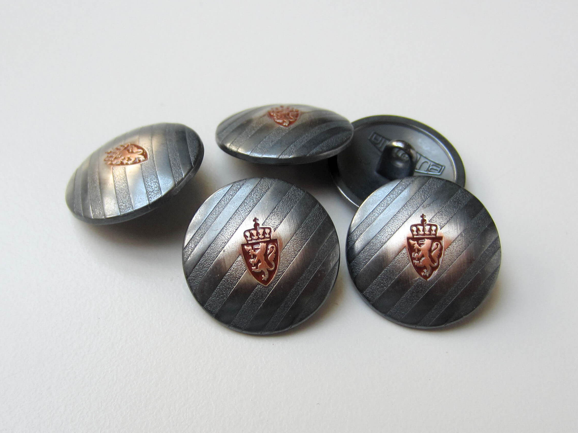 Gestreifter Metall Knopf mit Wappen, Löwe & Krone