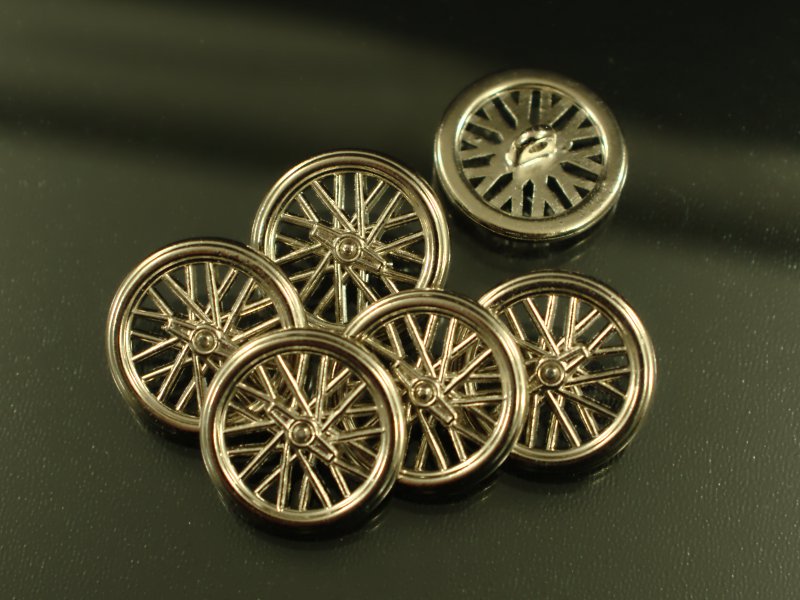 Silberfarbene Designerknöpfe mit Speichendesign
