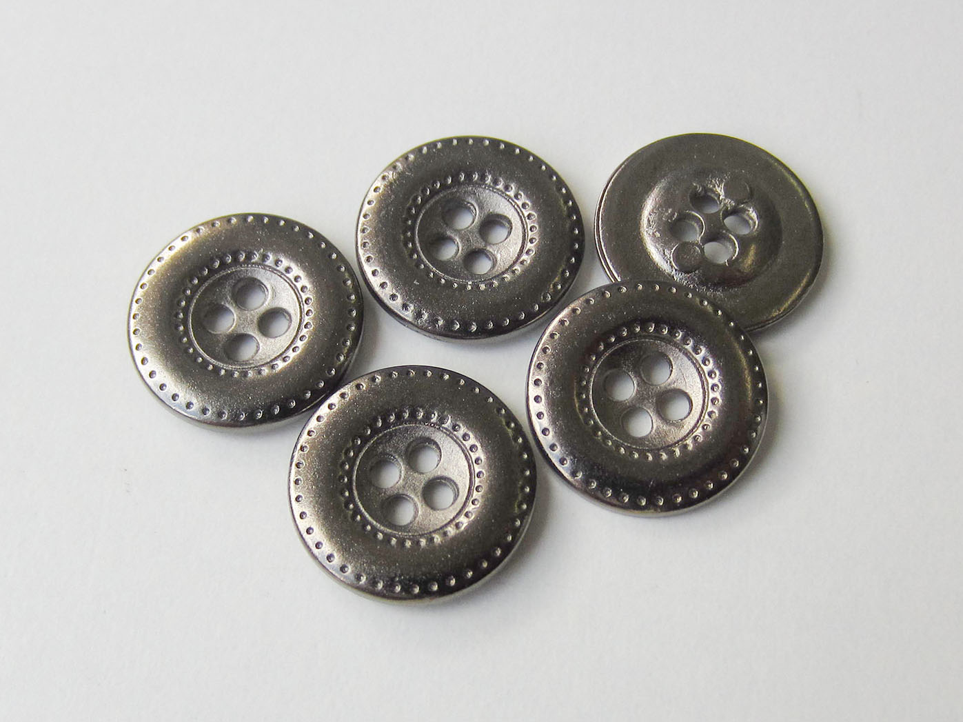 Attraktiver Vierloch Metall Knopf mit Loch Muster