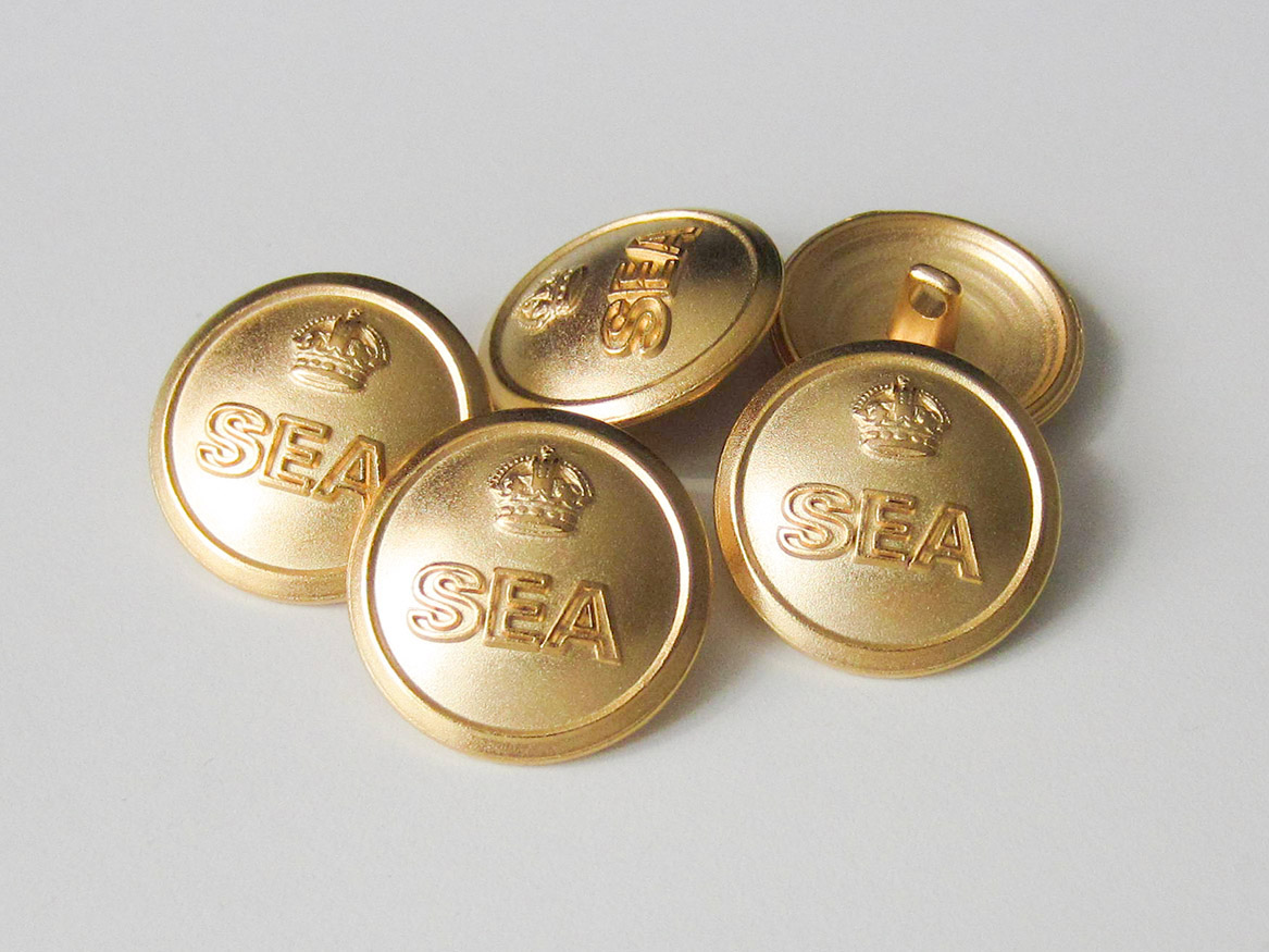 Ösenknopf aus Metall in Gold mit Schriftzug "SEA" & Krone