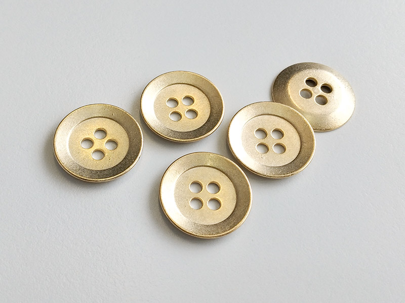 www.knopfparadies.de - 6360mg - Matt goldfarbene Metallknöpfe mit vier Löchern