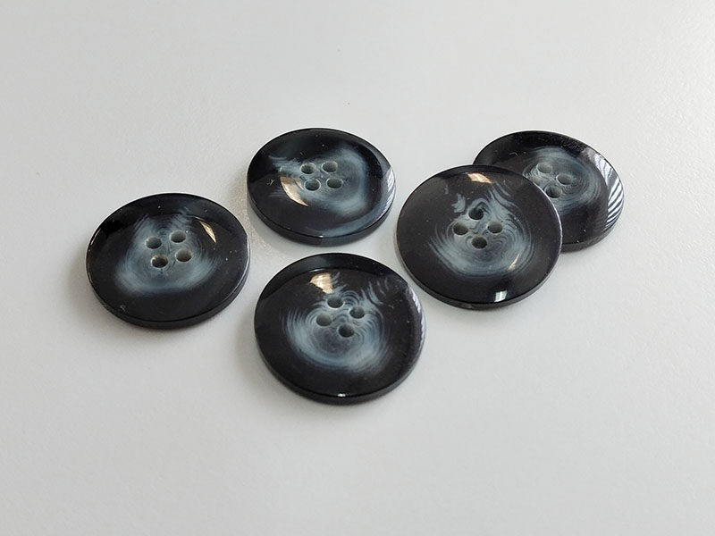 www.knopfparadies.de - 1042gb - Schwarz-grau-braun marmorierte Mantelknöpfe aus Kunststoff