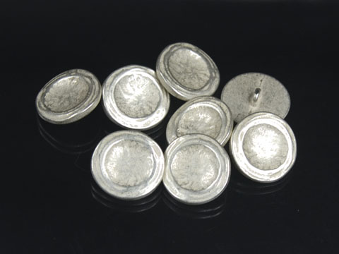 Edler weiß-silberfarbener Metallknopf