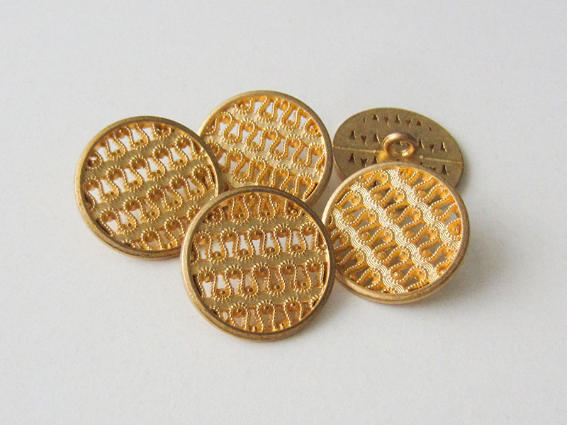 Bildschöner Metall Ösen Knopf mit filigranem Spitzen Muster in matt Goldfarben