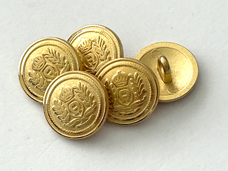 Goldfarbener Metallknopf mit Krone und Lorbeer mit Ösenbefestigung
