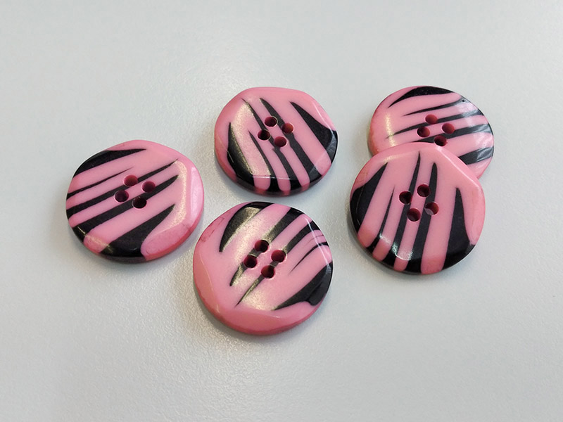 Knallige Kunststoffknöpfe, pink eingefärbt mit Zebrastreifen / Animal Print