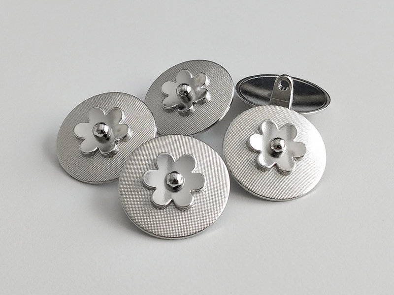 www.knopfparadies.de - 4432si - Silberfarbene Metallknöpfe mit Blütenmotiv