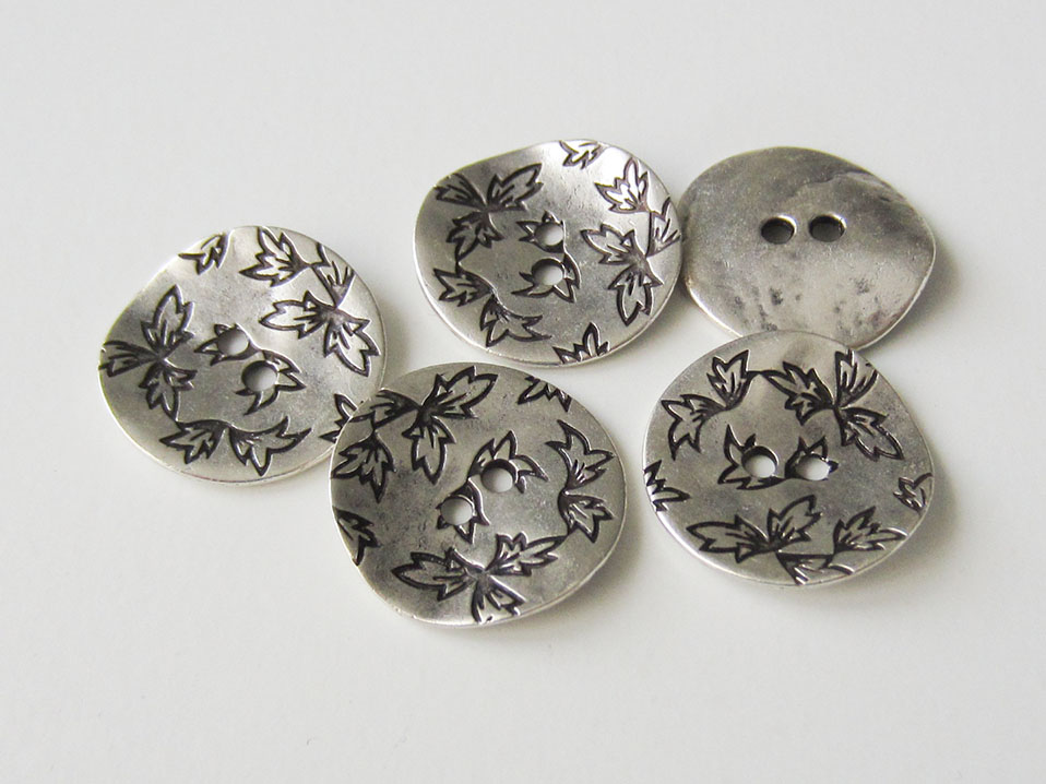 Gebogener Zweiloch Metall Knopf mit Blätter Motiv