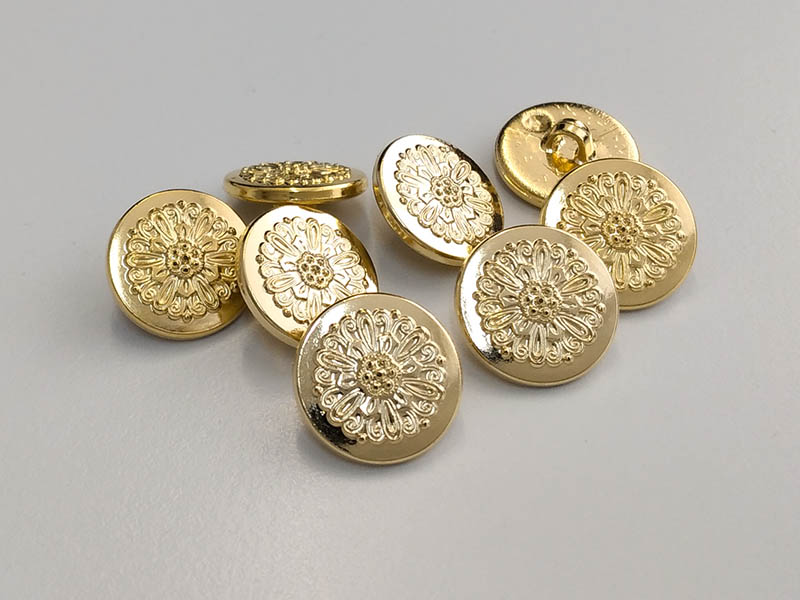 www.knopfparadies.de - 6481go - Leichte, goldfarbene Kunststoffknöpfe mit Blütenmotiv