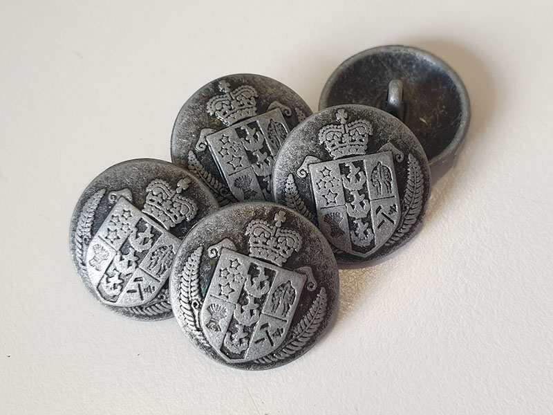 Stilvolle, dunkel zinnfarbene Wappenknöpfe aus Metall