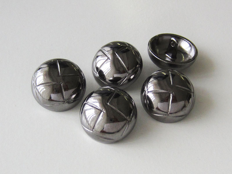 www.Knopfparadies.de - 2738ch - Glänzend chromfarbene Metallknöpfe in Halbkugelform mit Rauten Muster