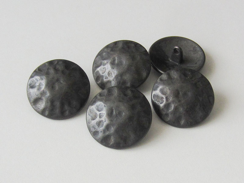 www.Knopfparadies.de - 0692ei - Älter wirkende eisenfarbene Metallknöpfe wie aus dem Mittelalter