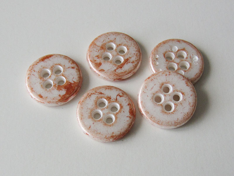 www.Knopfparadies.de - 1674or - Bildschöne perlmuttweiße Kunststoffknöpfe mit metallic orangefarbenen Sprenkeln
