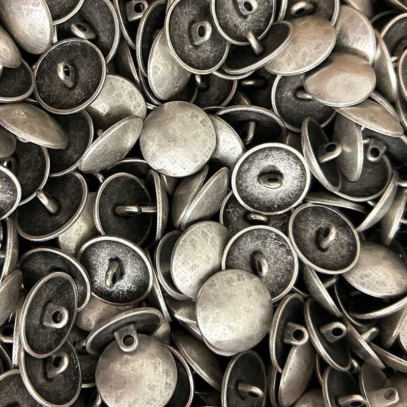 Klassischer Uniformknopf mit gehämmerter Oberfläche