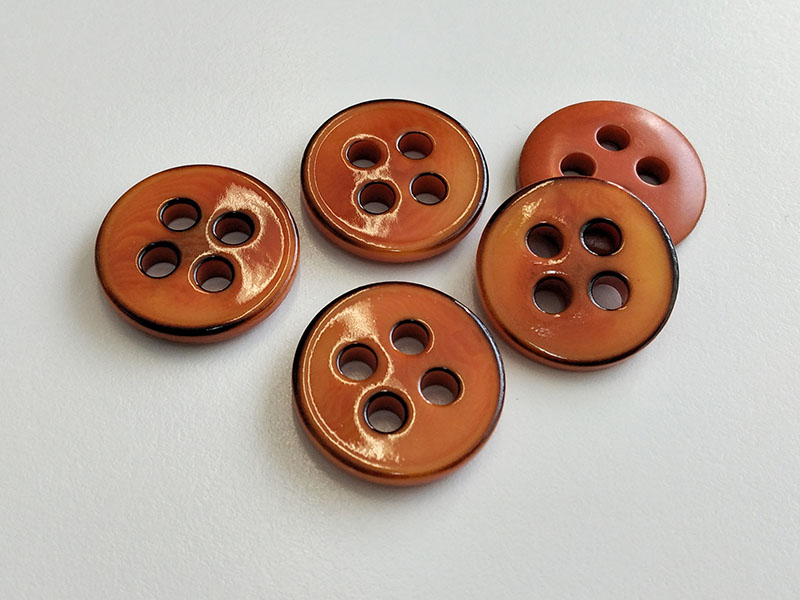 www.knopfparadies.de - 4440rb - Rotbraun bis Orange eingefärbte Kunststoffknöpfe, fast wie Steinnussknöpfe