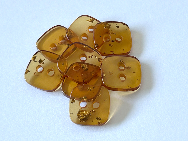 Quadratischer Knopf in transparenter Bernstein-Optik mit Blattgold-Effekten – 2-Loch
