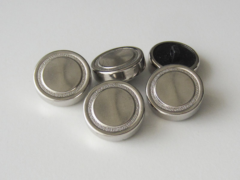 www.Knopfparadies.de - 1638si - Silberne Ösenknöpfe aus Metallblech mit diamantiertem Ring