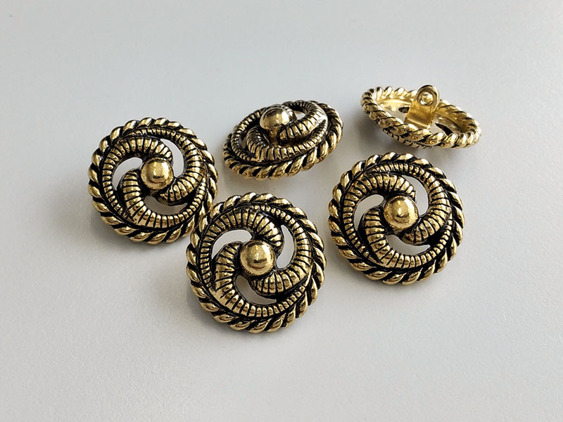 www.knopfparadies.de - 6749ag - Altgoldfarbene Metallknöpfe mit wunderschönem Durchbruchmotiv