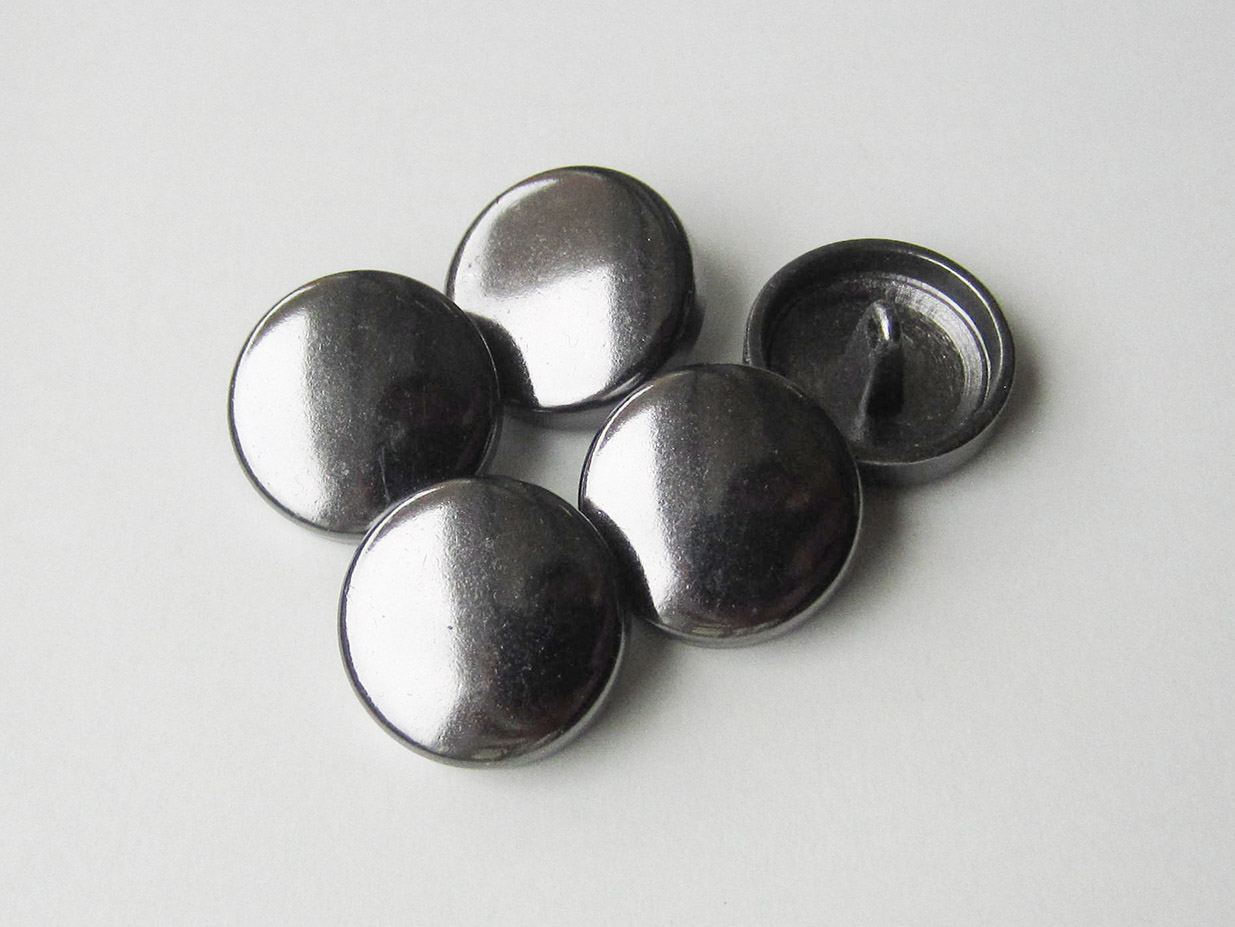 Günstiger chromfarbener Metall Ösen Knopf in Tabletten Form / B-WARE