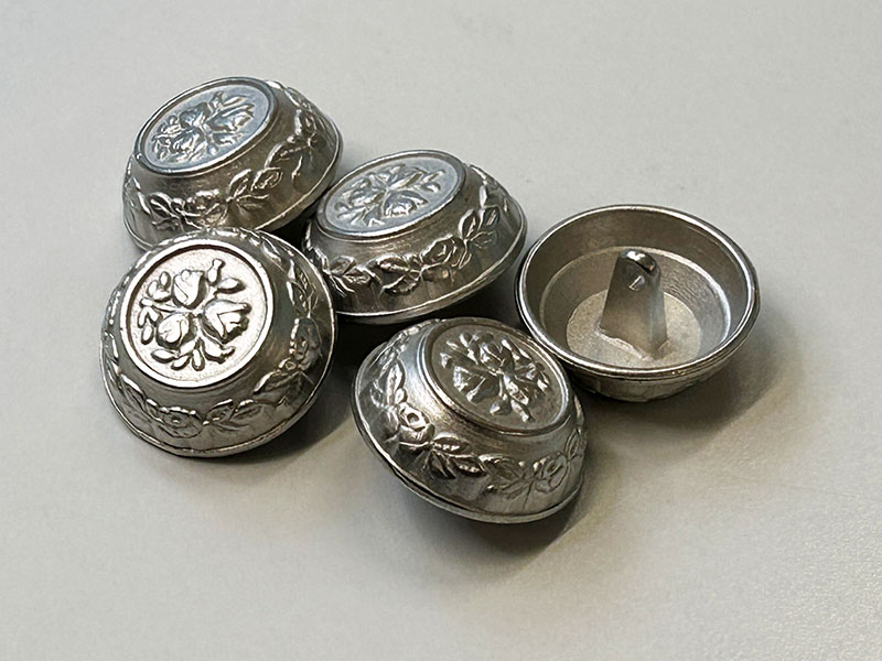 www.knopfparadies.de  - 5873si - silberfarbener Metallknopf mit floralem Muster