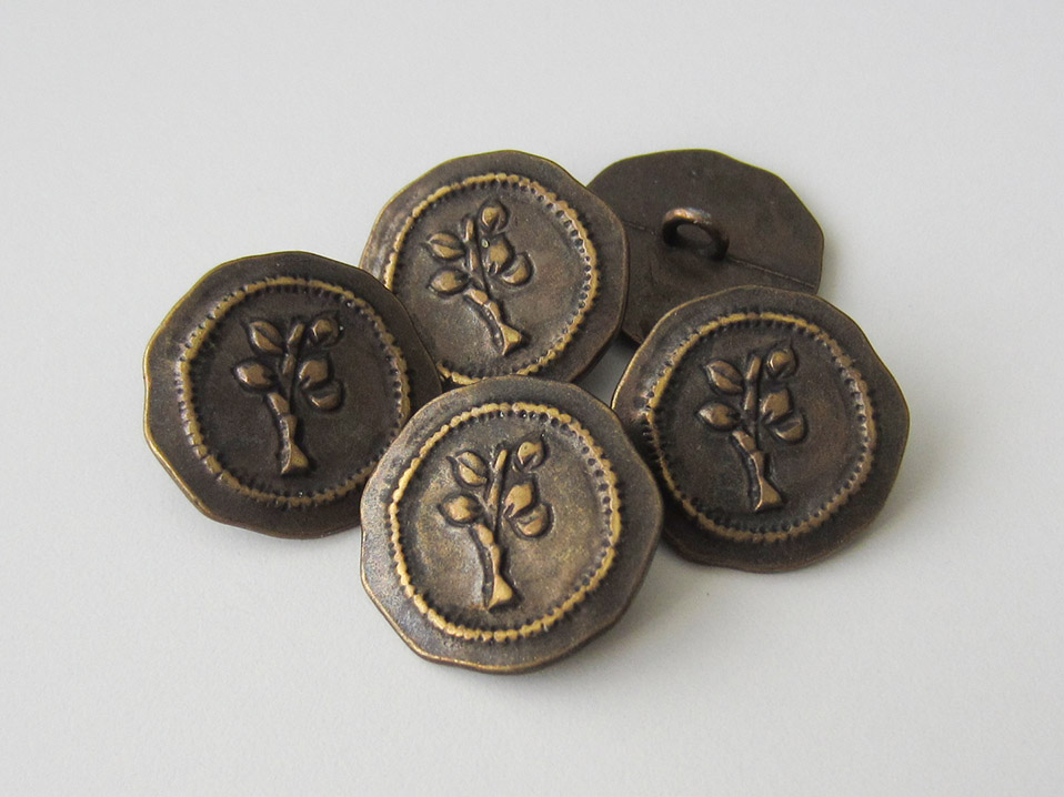 Metallknopf mit stilisiertem Baum