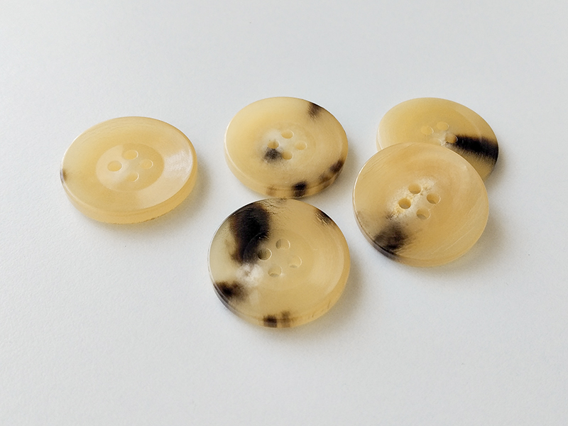 www.knopfparadies.de - 2351aa - Blonde Büffelhornknöpfe mit vier Löchern