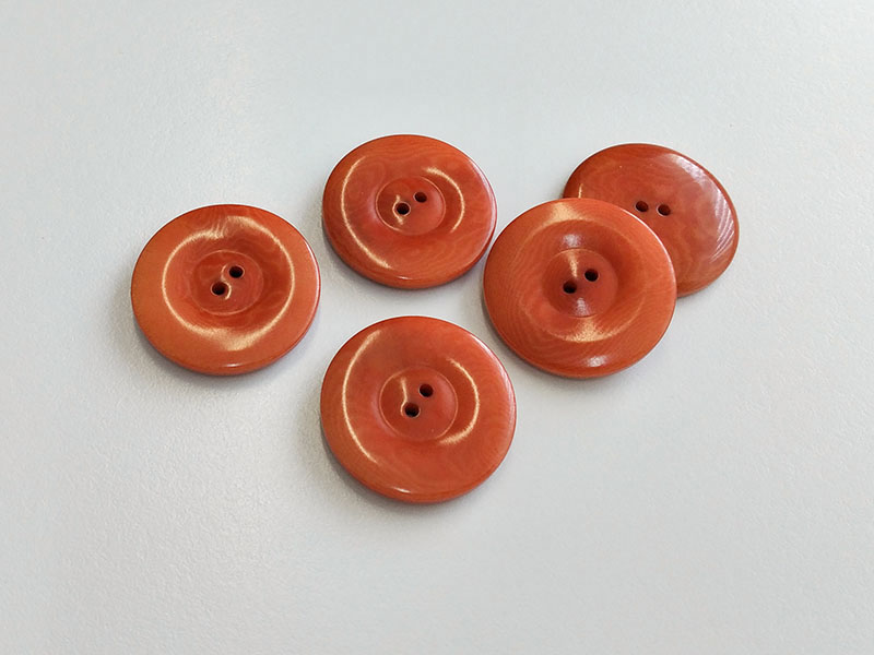 www.knopfparadies.de - 6820kr - Kaminrot eingefärbte Steinnussknöpfe mit zwei Knopflöchern
