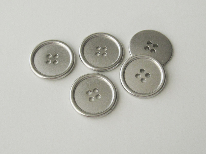 www.Knopfparadies.de - 3222si - Silberne Vierlochknöpfe aus Metall mit kleinen Mängeln