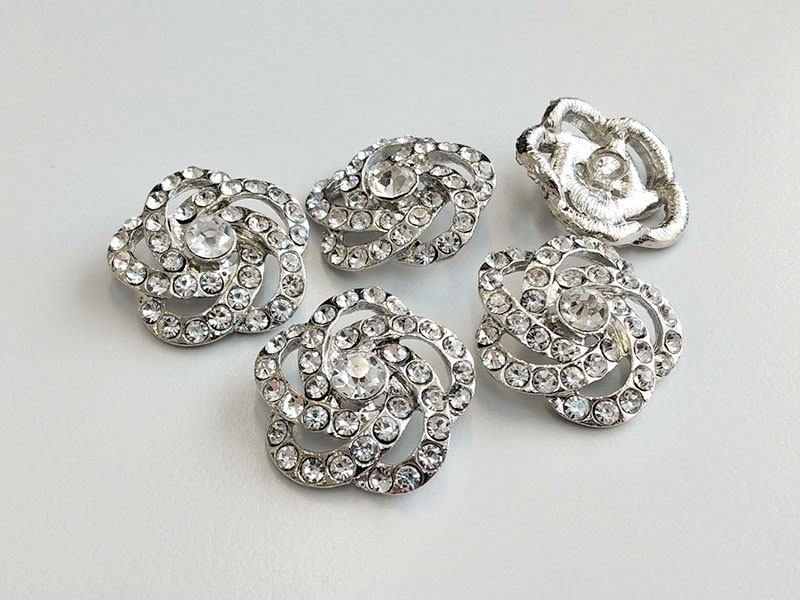 www.knopfparadies.de - 4253gl - Üppig strassbesetzte Glitzerknöpfe in wunderschöner Blütenform