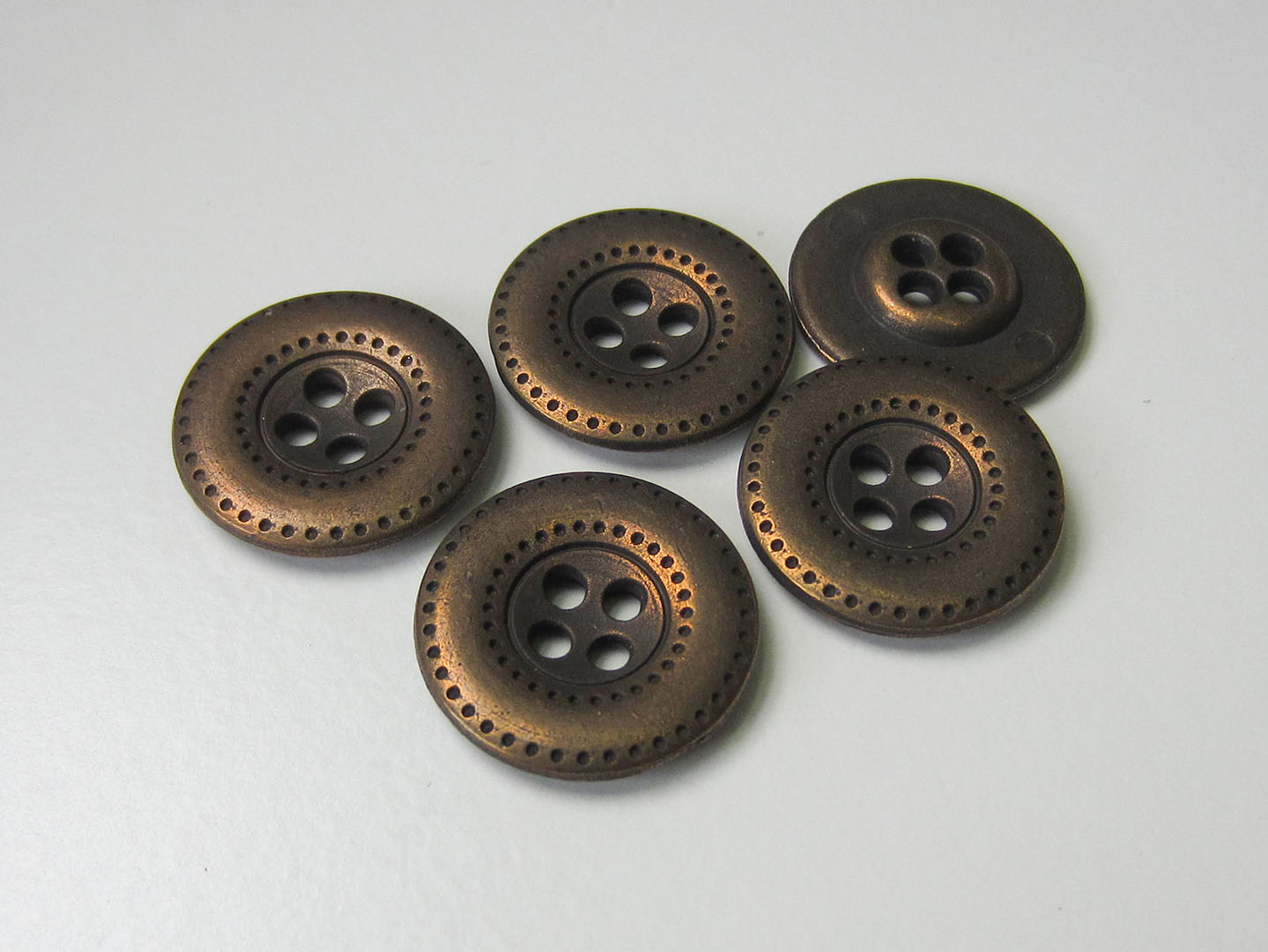 Attraktiver Vierloch Metall Knopf mit Loch Muster