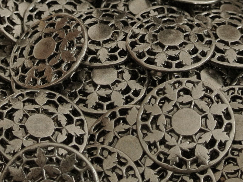 www.knopfparadies.de - k377ds - Metallknöpfe mit pflanzlichem Muster