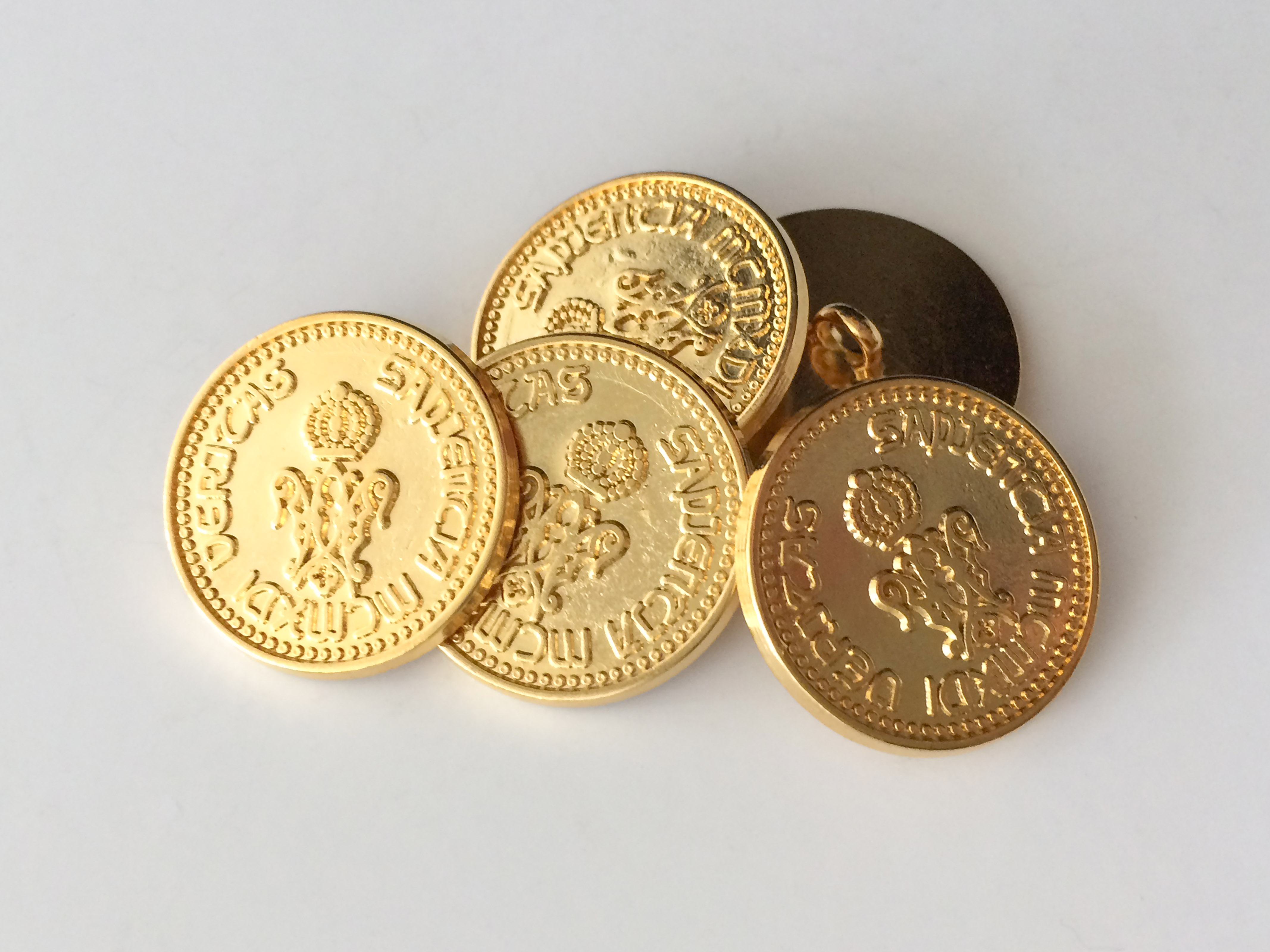 Glänzend goldfarbene Münzknöpfe