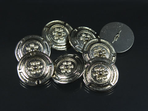 Silberfarbener Metallknopf mit Blütenmotiv