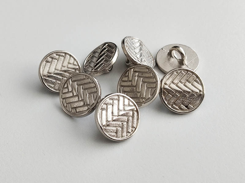Kleiner silberfb. Metall Knopf mit Flecht Muster