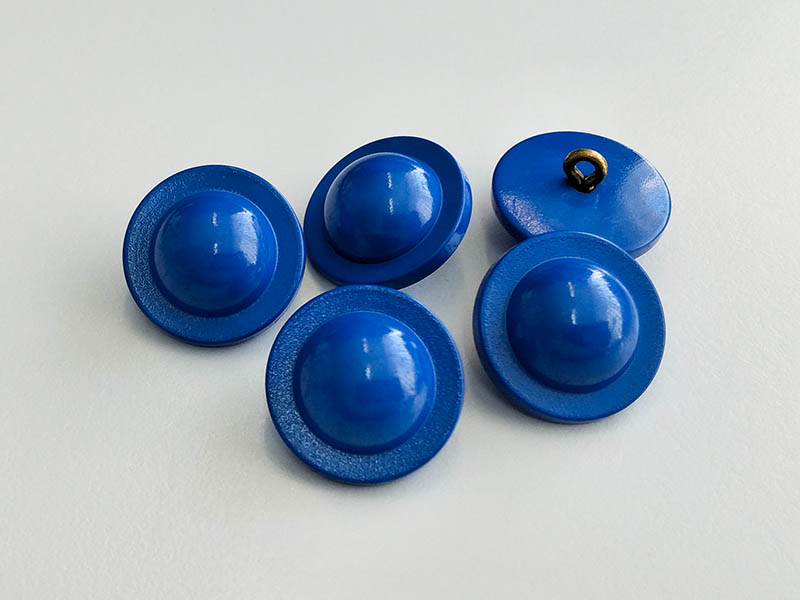www,knopfparadies.de - 4707bl - Blaue, hutförmige Kunststoffknöpfe mit Öse