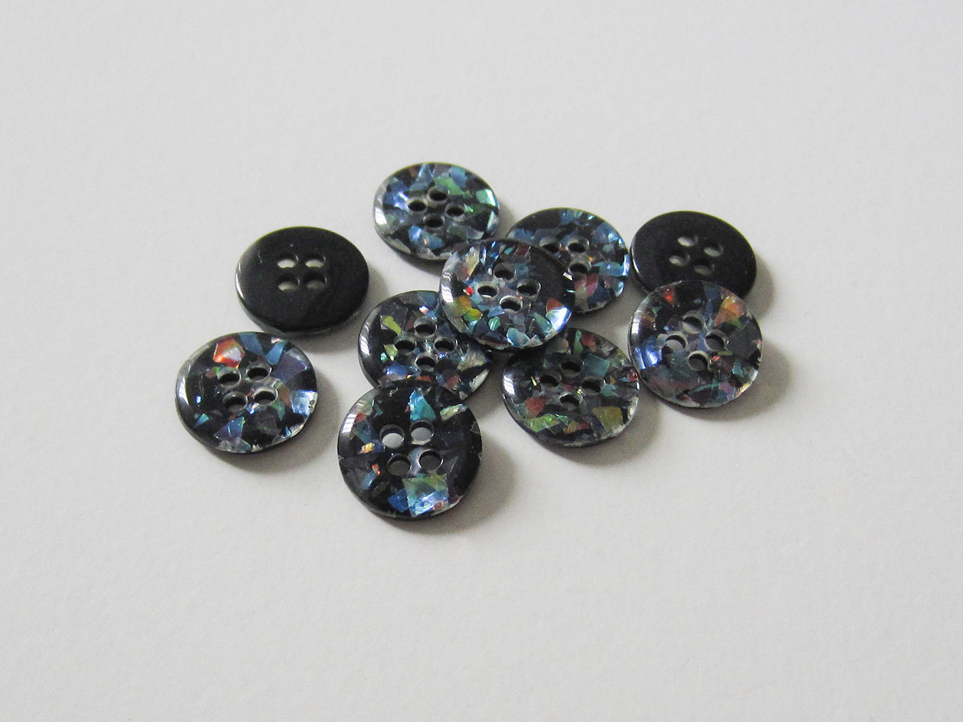 Kleiner Glitter Kunststoff Knopf in Schwarz Bunt mit vier Knopflöchern