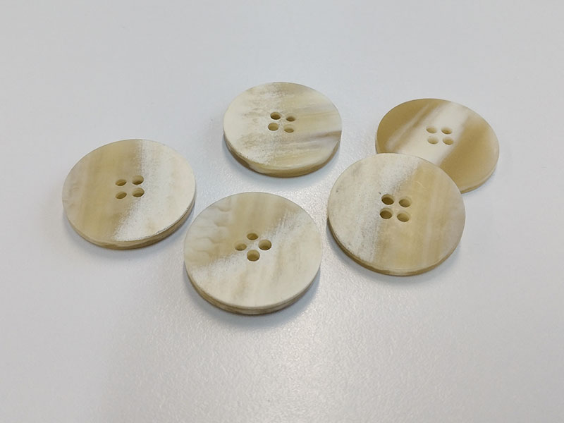 Beiger Vierloch Kunststoff Knopf mit seitlicher Schattierung
