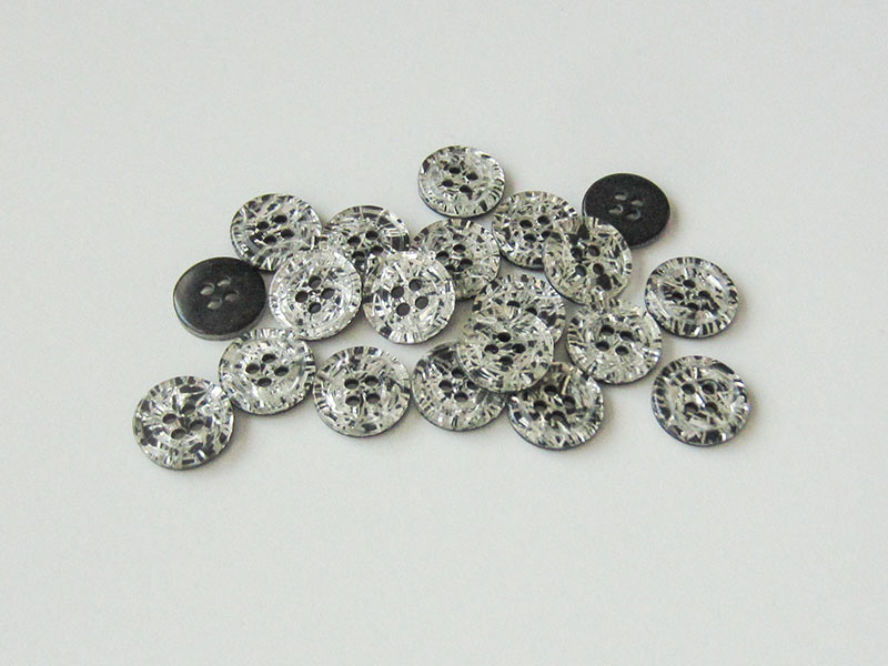 www.knopfparadies.de - hk360ss - Hübsch glitzernde Blusenknöpfe in silber und schwarz