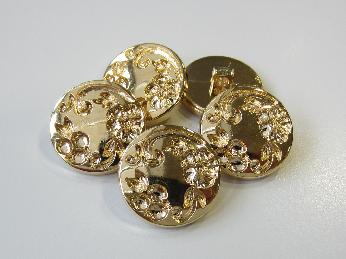 Metallic goldfb. Kunststoff Knopf mit floralem Muster