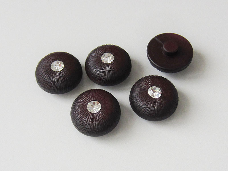 www.Knopfparadies.de - 1613li - Elegante Ösenknöpfe mit Glitzerstein in Aubergine bis Lila