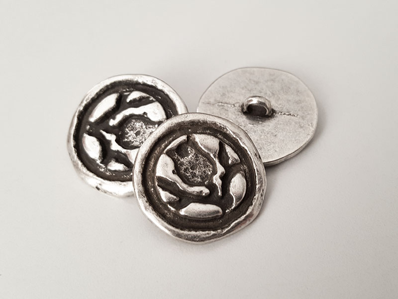 Metallknopf mit Blume in Altsilberfarben