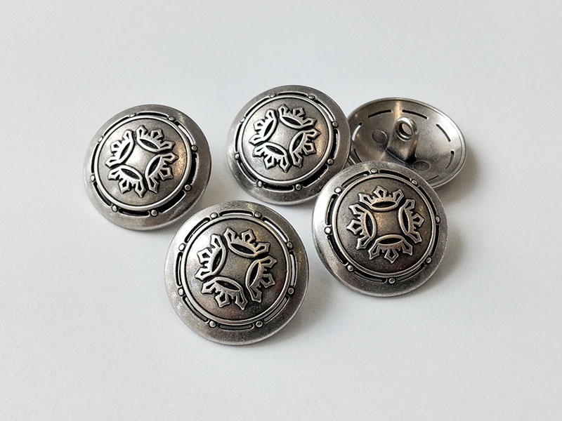 www.knopfparadies.de - 1264as - Altsilberfarbene Metallknöpfe mit mondänem Motiv: Kronen