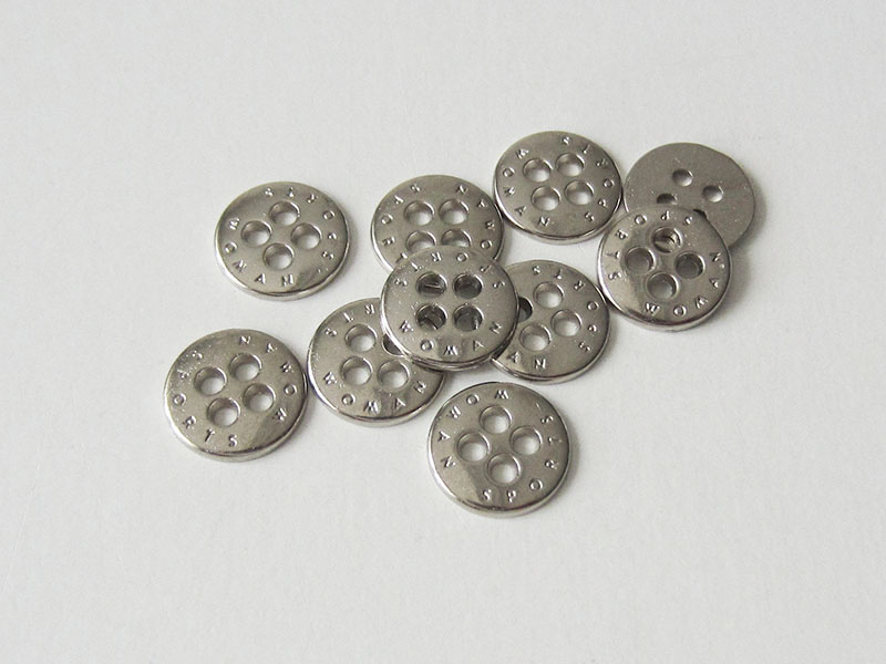 www.Knopfparadies.de - 3317si - Kleine Vierloch Metallknöpfe mit Schriftzug in Silber